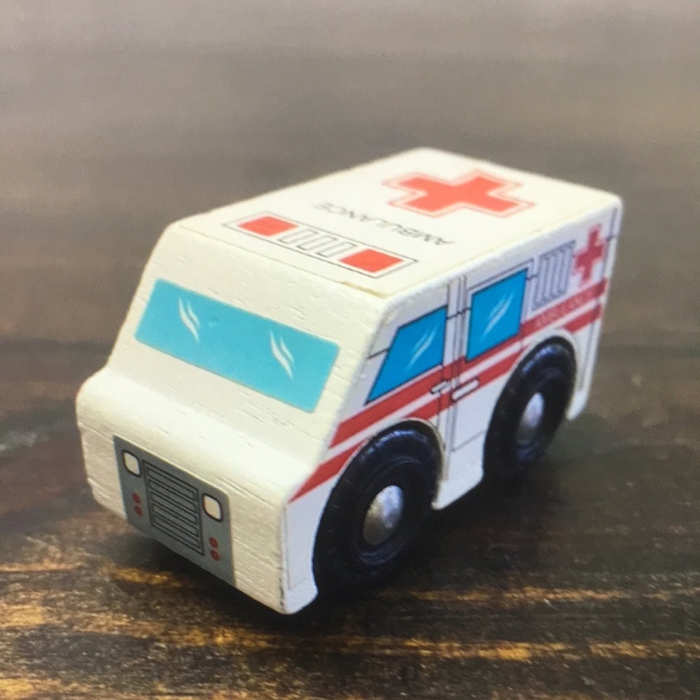 Vintage Style‎ Wooden Toy Ambulance White Red Cross Emergency Vehicle Rolling